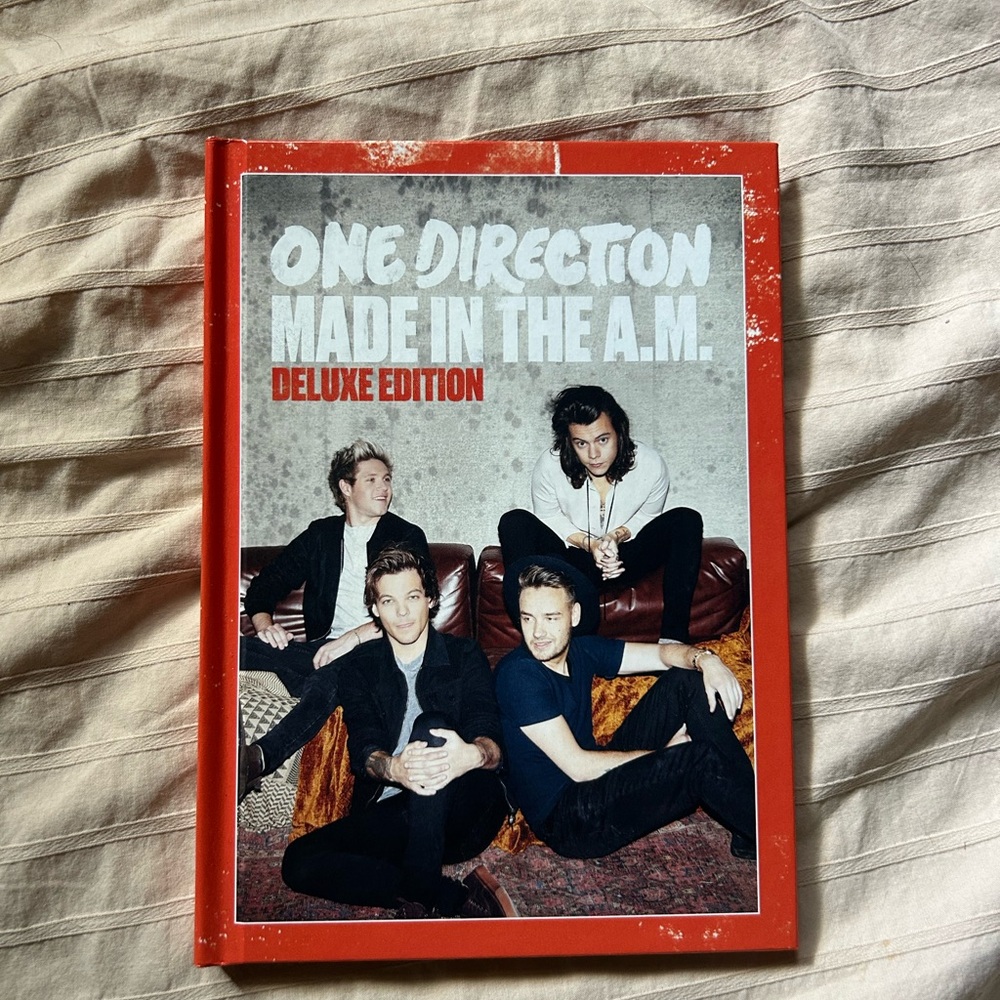 One Direction 1D Made In The A.M Deluxe Edition CD + Book